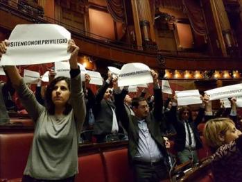 Camera: cartelli in Aula, protesta M5s contro vitalizi